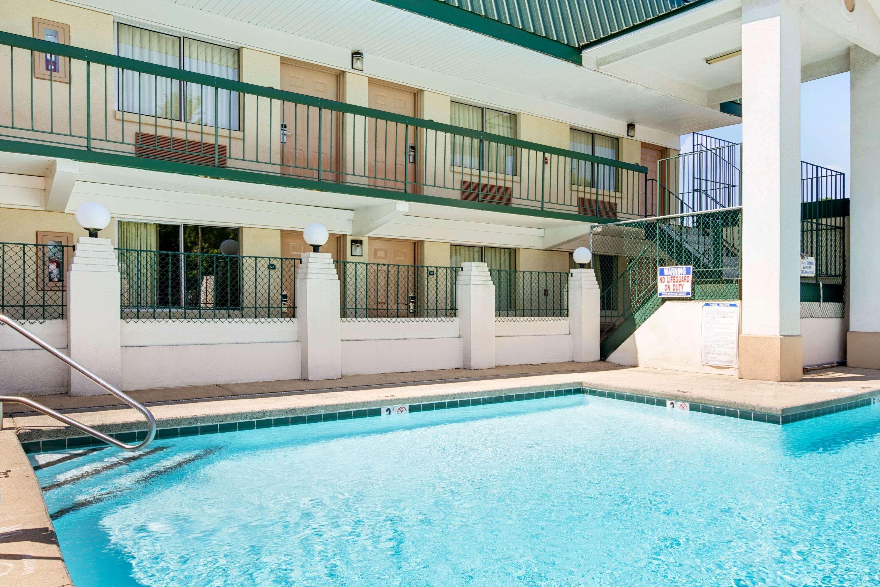 Super 8 By Wyndham Charlotte Downtown Area Motel Exterior foto